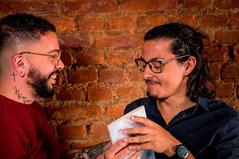 lançamento, livro, escritor, fotografo de escritor, assinatura, autografo, evento, santana, bar aoka, familia, amigos, e sobre você'