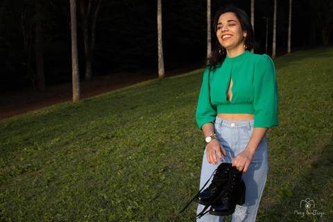 Moça carregando seus sapatos enquanto caminha descalça pela grama  no Parque do Carmo – Olavo Egydio Setúbal de São Paulo. Esse ensaio foi feito pela fotógrafa de pessoas e eventos Mary Santtiago de Suzano SP
'