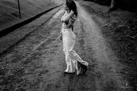 Foto em preto e branco de uma moça numa estrada em seu  ensaio fotográfico de aniversário, foto feita por Mary Santtiago em Suzano SP'