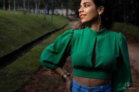Moça com a mão na cintura com uma expressão marcante em seu ensaio de aniversário realizado no Parque do Carmo – Olavo Egydio Setúbal
de São e com fotos feitas por Mary Santtiago, fotógrafa de pessoas de Suzano SP'