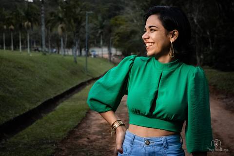 Moça com mão na cintura, posando sorridente no seu ensaio de aniversário realizado no Parque do Carmo – Olavo Egydio Setúbal
de São Paulo. Essa foto foi tirada pela fotógrafa Mary Santtiago de Suzano SP'