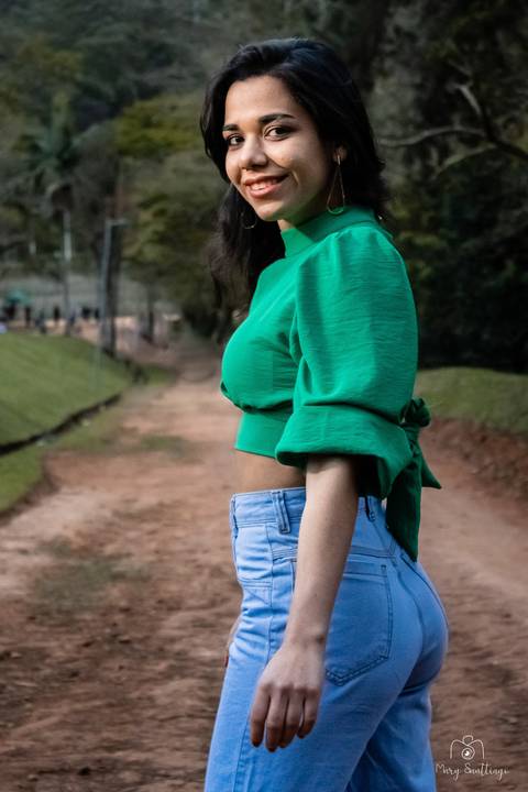 Moça posando para foto em uma estrada de chão do Parque do Carmo – Olavo Egydio Setúbal
de São Paulo. Foto feita pela fotógrafa Mary Santtiago de Suzano SP'