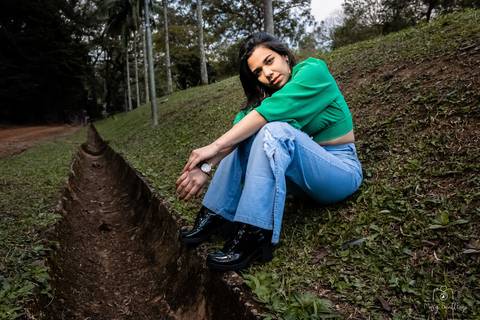 Moça sentada na grama do Parque do Carmo – Olavo Egydio Setúbal
enquanto faz pose no seu ensaio pessoal. Fotos de Mary Santtiago, Fotógrafa de Suzano SP'