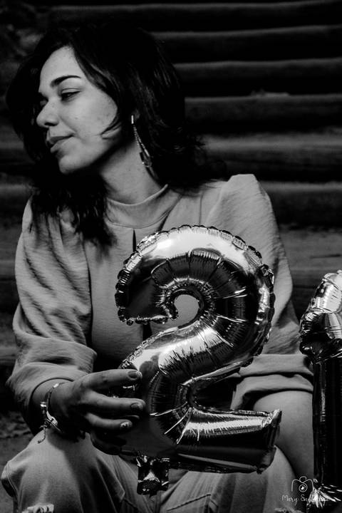 Moça segurando balão de aniversário no seu ensaio de aniversário no Parque do Carmo – Olavo Egydio Setúbal
em São Paulo, fotografia de Mary Santtiago de Suzano SP'