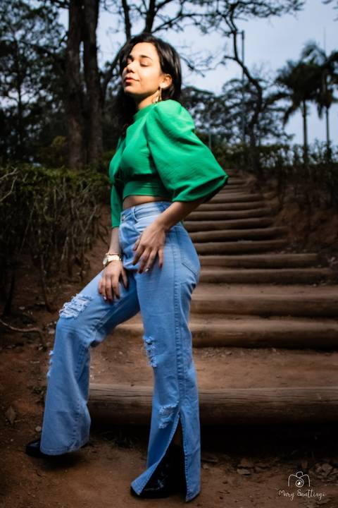 Moça próxima a uma escada do Parque do Carmo – Olavo Egydio Setúbal
 de São Paulo em seu ensaio de aniversário de 21 anos. Foto de Mary Santtiago, fotógrafa de Suzano SP.'