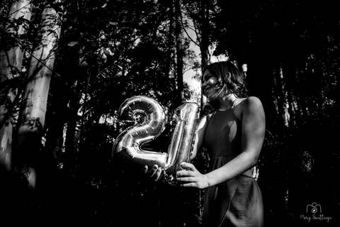 Garota segurando balões que simboliza sua idade no seu ensaio fotográfico de 21 anos, realizado no Parque do Carmo. Fotos Feitas por Mary Santtiago, fotógrafa de pessoas de Suzano SP'