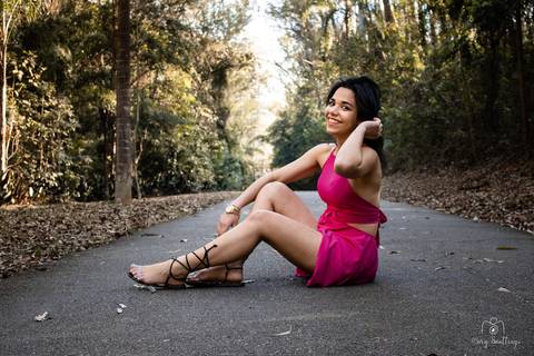 Mary Santtiago, fotógrafa de pessoas de  Suzano SP, fotografou uma garota sentada na rua em seu ensaio de aniversário no Parque do Carmo.'