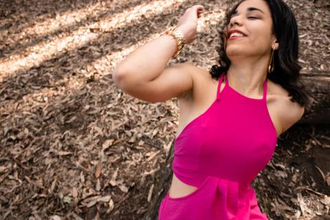 Uma foto vista de cima com o fundo de folhas. A modelo está sentada no chão enquanto é fotografada no seu ensaio de 21 anos no Parque do Carmo – Olavo Egydio Setúbal. Fotos feitas por Mary Santtiago, fotógrafa de Suzano SP'