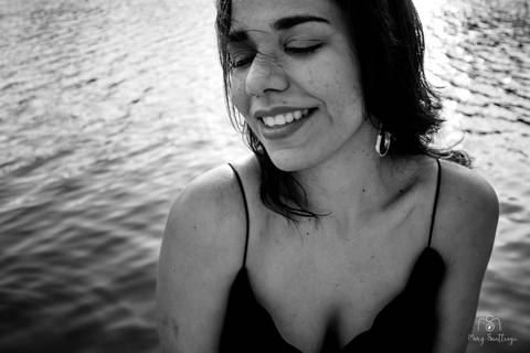 Close de uma mulher com o lago ao fundo em seu ensaio pessoal feminino, uma foto feita por Mary Santtiago, fotógrafa de Suzano SP'