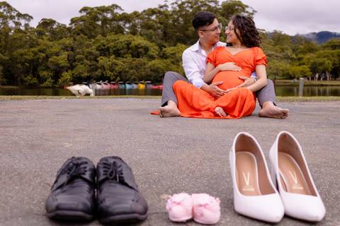 sapato do pai, da mãe e do bebe com os pais ao fundo'