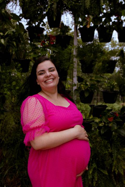 gestante sorrindo em retrato durante um ensaio de gestante'