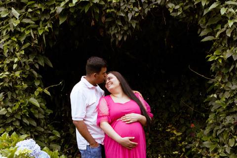 foto de gestante com casal posando'