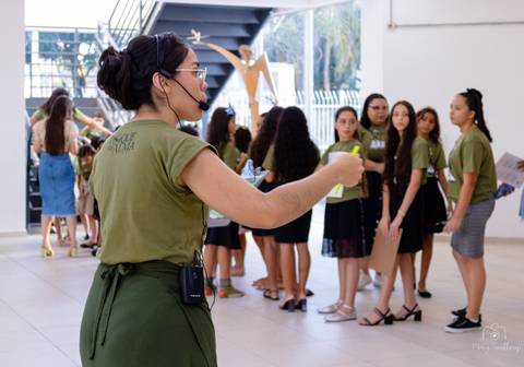 Fila de alunas aguardando instruções para iniciar as apresentações'