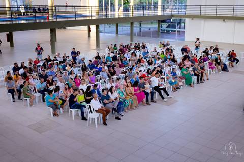 Familiares e amigos aguardando as  apresentações'