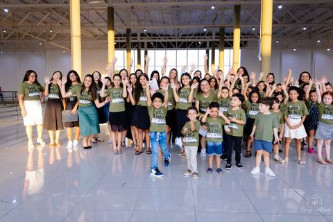Alunos da Escola de Música Toque da Alma com pose descontraída'