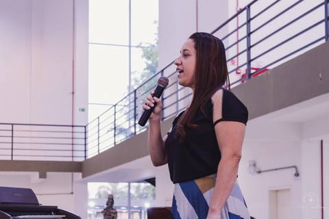 Psicóloga dando palestra sobre autismo'