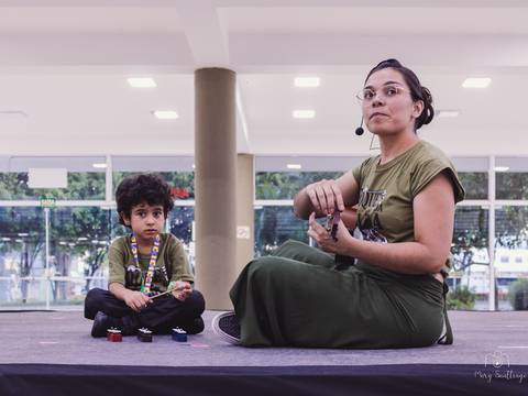Professora de música se apresentando junto com seu aluno do espectro autista'