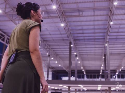Foto artística de uma professora e o teto do lugar onde aconteceram as apresentações'