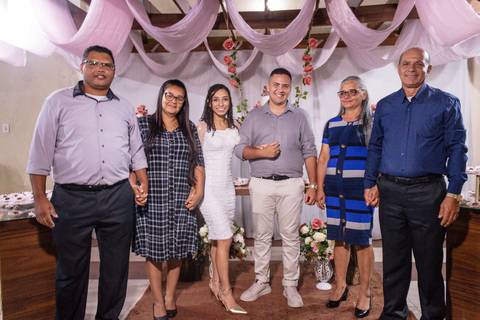 Noivos em foto com seus pais'