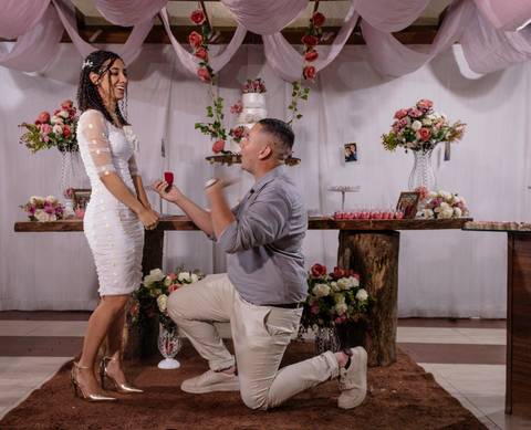 Noivo ajoelhado pedindo a mão em casamento'