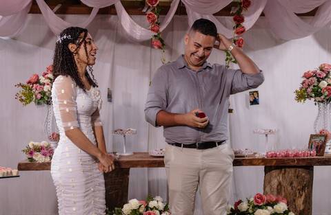 Noivo com a mão na cabeça durante pedido de casamento'