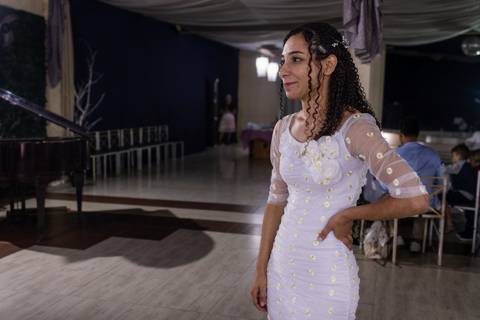 noiva vendo os pais fazerem fotos com seu noivo'