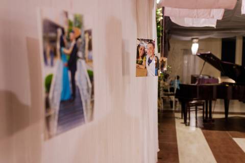 foto do ambiente com piano ao fundo'