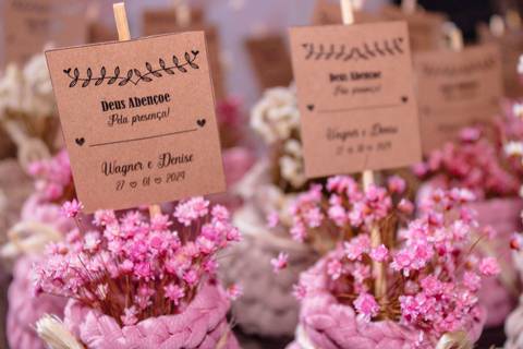 Lembrancinha com flores cor de rosa '