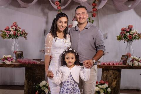 Casal posando para foto com sua sobrinha'