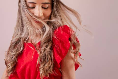 Mulher de vestido vermelho, foto descontraída e com cabelos ao vento feita por Mary Santtiago fotógrafa de Suzano'