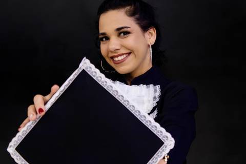 Formando segurando capelo no seu ensaio de Formatura, Foto de Mary Santtiago, fotógrafa de Suzano'