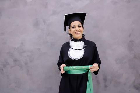 Formanda de Educação física posando para foto tradicional em seu ensaio de Formatura, foto de Mary Santtiago'