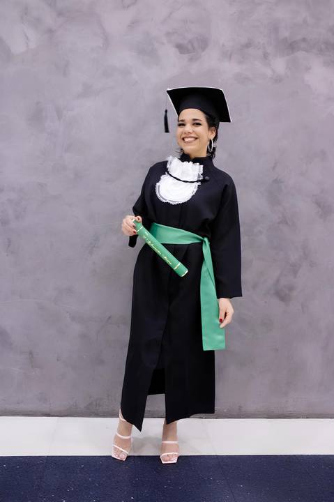 Formanda de Educação física em foto descontraída em seu ensaio de formatura, foto de Mary Santtiago'