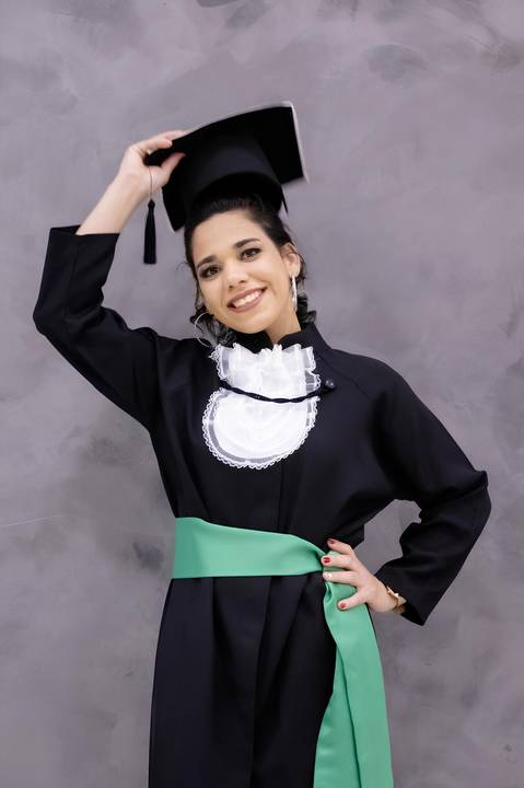 Formanda sorridente de educação física posando para foto tradicional,  Foto de Mary Santtiago'