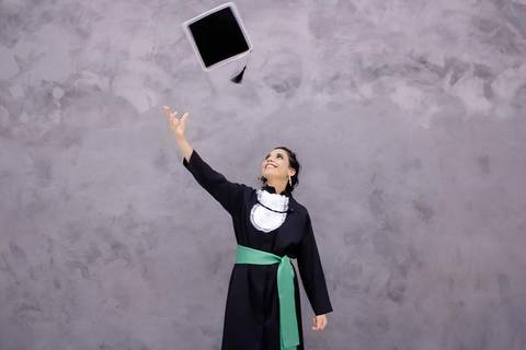 Formanda Educação Física Jogando capelo em foto Tradicional de formatura, Foto de Mary Santtiago'