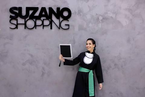 Formanda de Educação física posando em parede do Shopping de Suzano, local onde foi realizado seu ensaio de formatura, Foto de Mary Santtiago'
