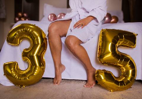 bexigas de 35 anos encostadas no pé da cama,  Foto de Mary Santtiago. Fotógrafa de Suzano SP'