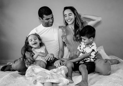 Foto descontraída em preto e branco durante um ensaio de aniversário após muitas risadas '