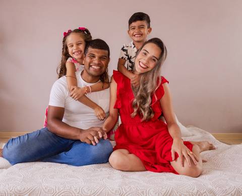 Foto posada de um ensaio de família'