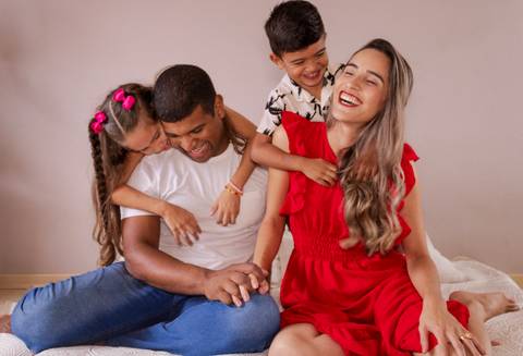 Foto espontânea em um ensaio de família. Crianças abrando seus pais'