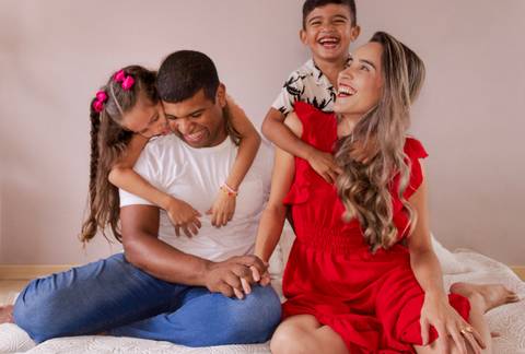 Foto espontânea em um ensaio de família. Crianças abrando seus pais'