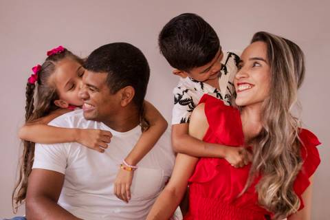 Foto espontânea em um ensaio de família. Crianças abrando seus pais'