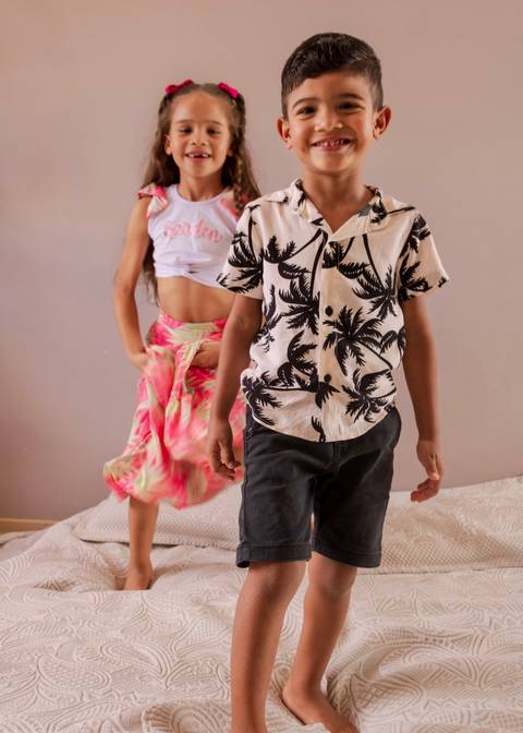 Retrato de irmãos. O mais novo se encontra a frente e a irmã mais velha ao fundo'