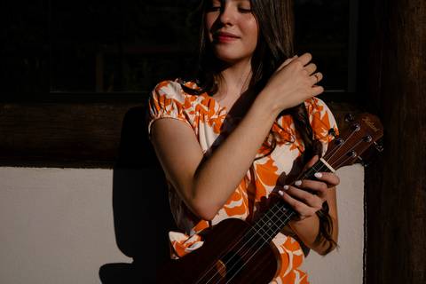 Garota segurando no cabelo enquanto posa para foto, na outra mão segura um UKULELE, foto de Mary Santtiago, Fotógrafa de Suzano/SP'