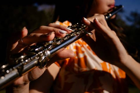 Close de uma flauta sendo tocada por uma menina foto de Mary Santtiago fotógrafa de Suzano SP'