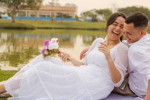 casal rindo descontraídos enquanto posa para foto em ensaio pré-wedding'