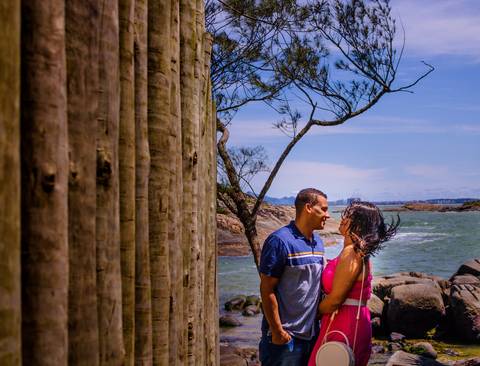Casal fazendo um ensaio fotográfico externo de Bodas de Trigo na entrada da Praia Secreta de Vila Velha em cuma composição assimétrica. Num dia ensolarado de Primavera e ensaio feito por Mary Santtiago, fotógrafa de Suzano SP'