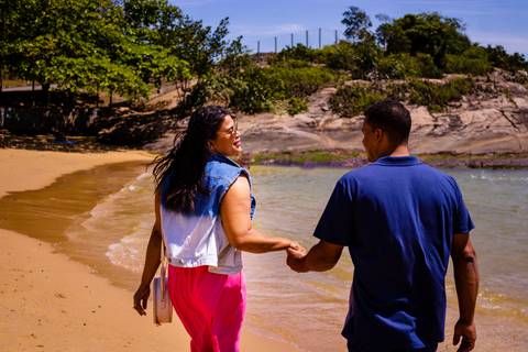 Casal caminhando de mãos dadas na orla da Praia Secreta de Vila Espírito Santo no seu ensaio de Bodas de Trigo, no mês de outubro. O ensaio foi feito por Mary Santtiago, fotógrafa de Suzano SP'