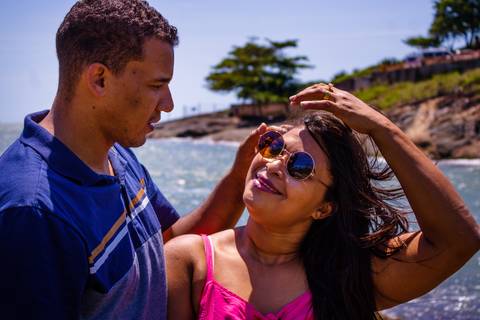 Nessa foto o marido ajuda a esposa a limpar o cabelo do rosto, de uma forma bem romântica. Ensaio de Bodas de trigo desse casal foi bem lindooooo. Fotos feitas por Mary Santtiago, fotógrafa de Suzano SP'