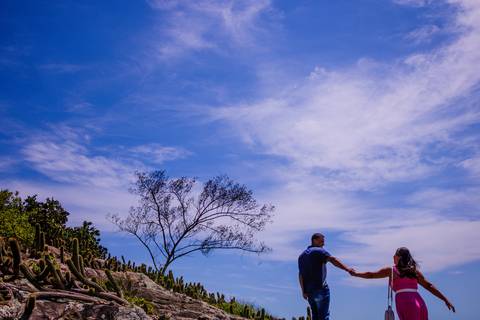 Casal subindo as pedras da Ilha da Praia  Secreta localizada em Vila Velha Espírito Santo em um ensaio fotográfico de Bodas de trigo realizado pela fotógrafa de Suzano, Mary Santtiago'